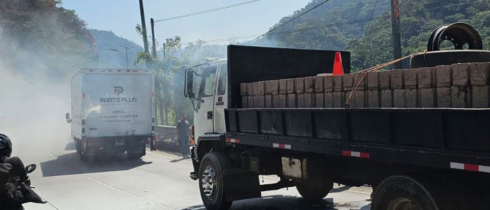 Reportan incendio en camión en carretera Los Chorros, sentido hacia Santa Tecla