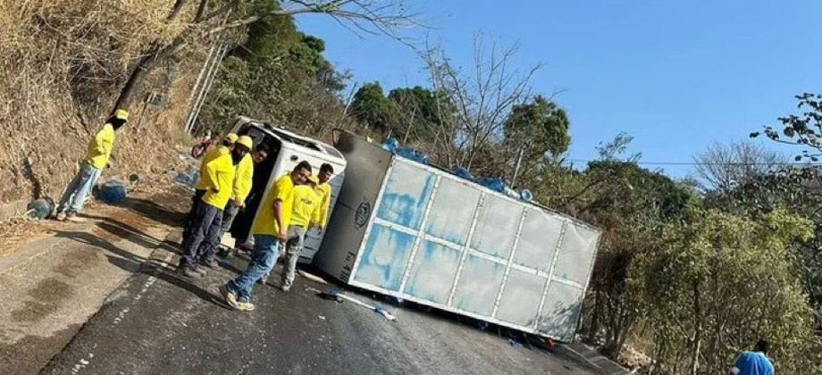 Un lesionado tras volcar camión repartidor de agua en San Miguel