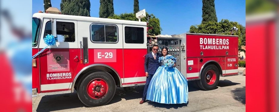 Quinceañera se hace sesión de fotos en camión de bomberos para honrar a su padre