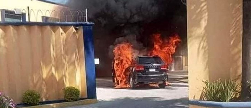 Camioneta se incendia al momento que conductor entraba a un motel