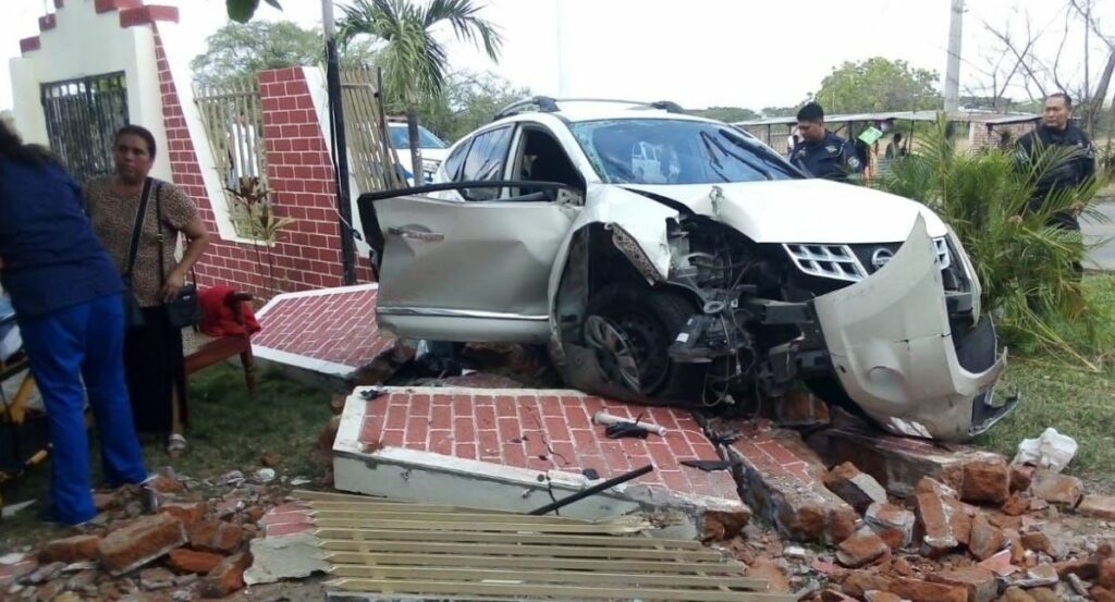 Tras ser impactada por un bus, camioneta choca contra una casa en San Miguel