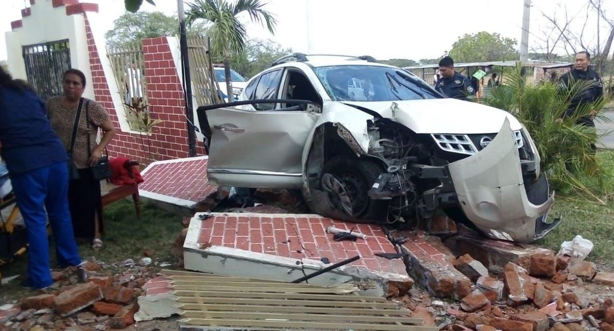 Tras ser impactada por un bus, camioneta choca contra una casa en San Miguel