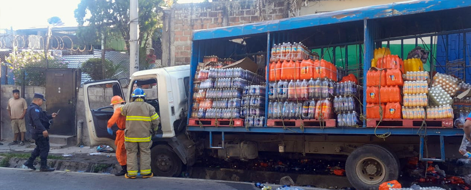 Conductor de camión repartidor pierde el control y se estrella contra una casa