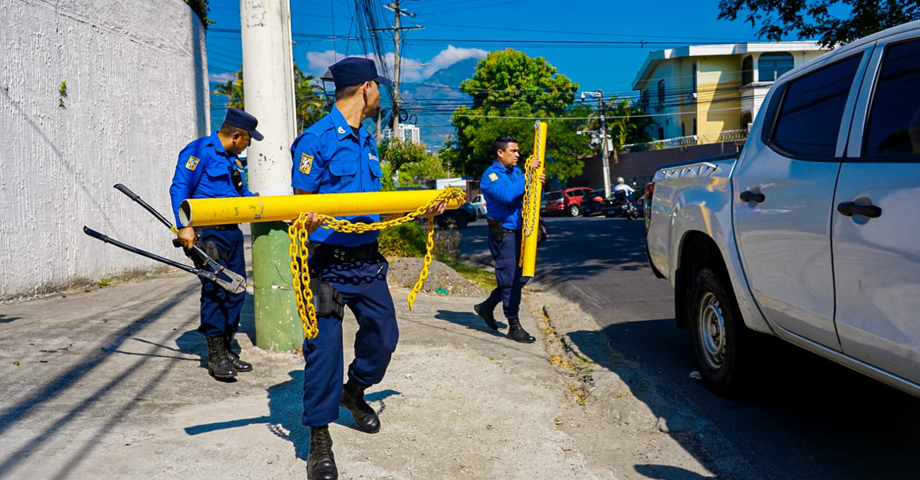 CAM retira estructuras que eran utilizadas para reservar parqueos en San Salvador