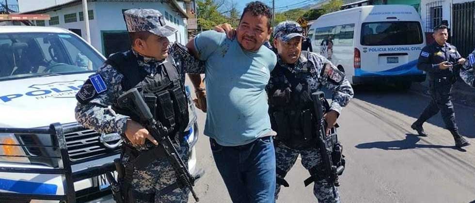 Fuerzas especiales capturan de inmediato a sujeto que atacó a mujer con un corvo