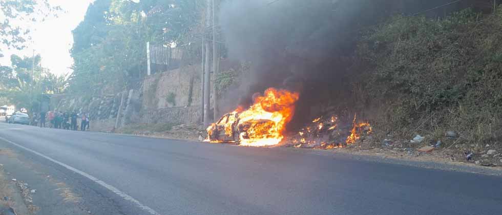Vehículo es consumido por las llamas en carretera antigua a Zacatecoluca