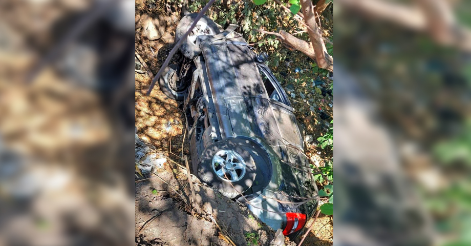 Mujer resulta lesionada tras perder control de vehículo y caer en un barranco