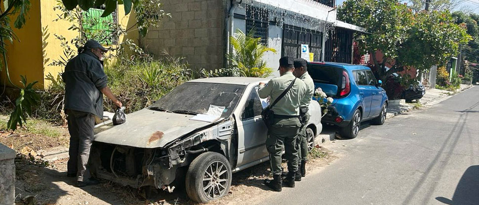 Alcaldía advierte que retirará vehículos abandonados en zonas prohibidas de Santa Tecla