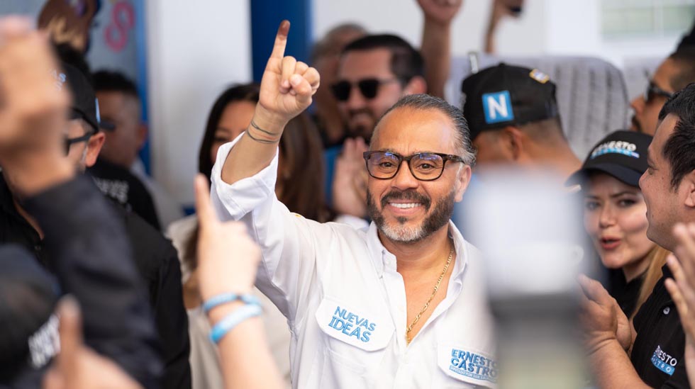 Presidente de la Asamblea Legislativa, Ernesto Castro, emite su voto