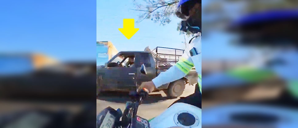 Multan a conductor que pudo ocasionar un accidente por ir distraído en el celular