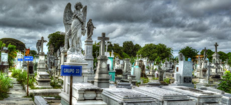 Roban cuerpo de una niña en cementerio de México