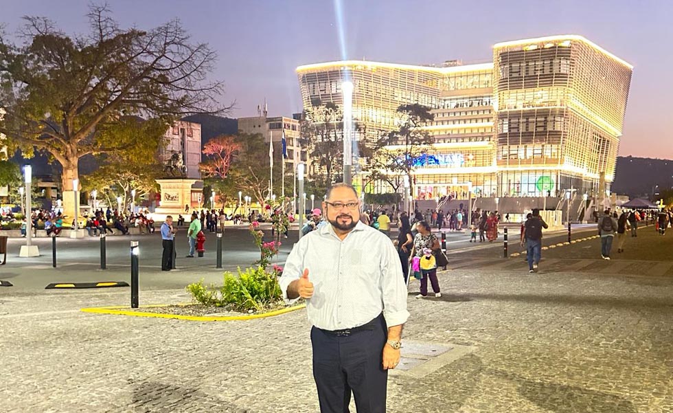 Joel Sánchez se pasea por el Centro Histórico tras aceptar la derrota electoral