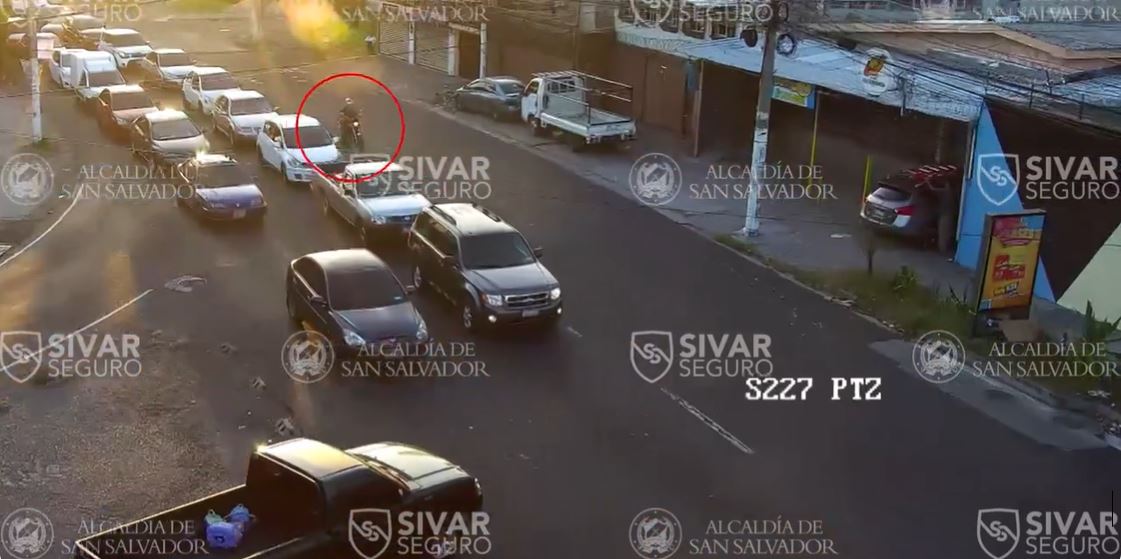 Cámaras de San Salvador captan imprudencia y choque en calle San Antonio Abad