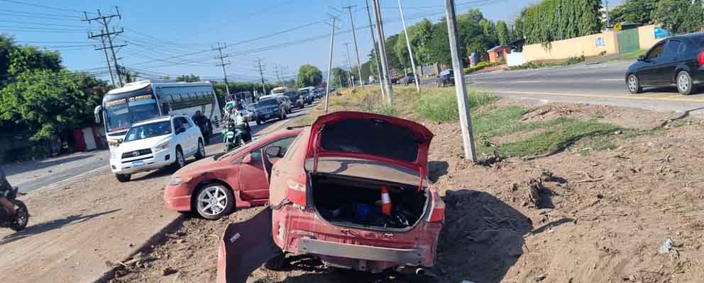 Por manejar a excesiva velocidad, dos conductores provocan aparatoso choque