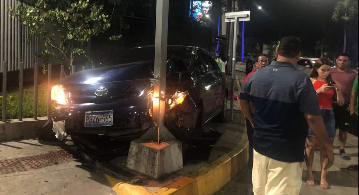 Conductor pierde el control y se sube en la acera frente a popular centro comercial de Apopa