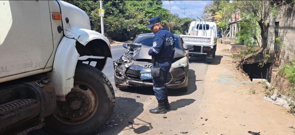 Dos personas resultan lesionadas tras choque frontal entre sedán y camión en Candelaria de la Frontera