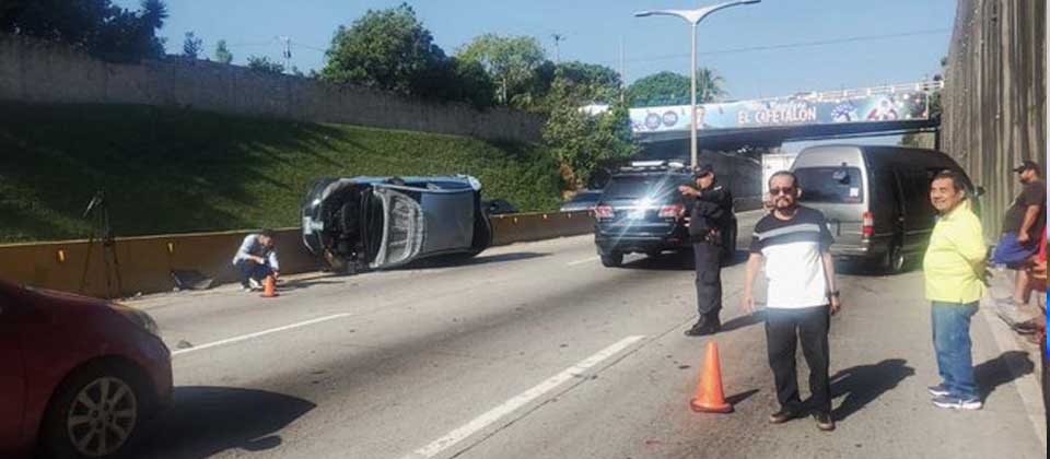Conductor termina volcado su automóvil tras colisionar con otro