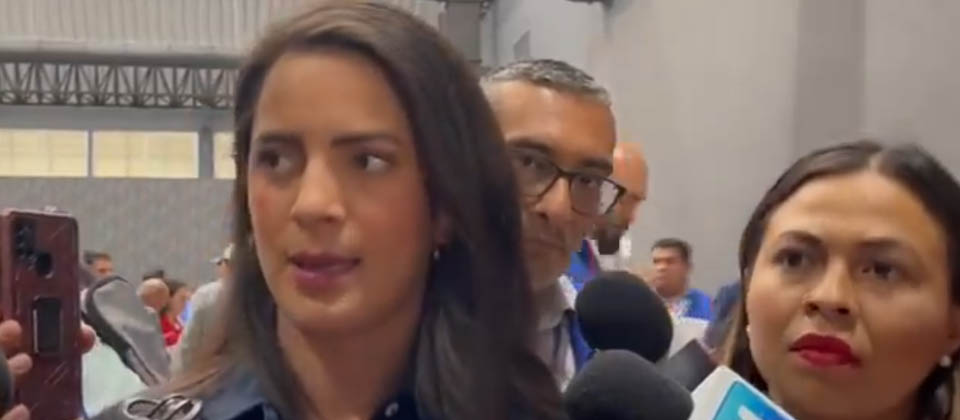 Claudia Ortiz pide a los salvadoreños que manden una foto para saber «por quién votaron»