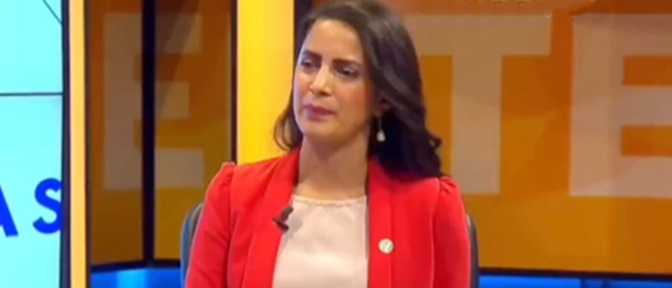 Censuran comentarios negativos que el pueblo le dejó a Claudia Ortiz en plena entrevista