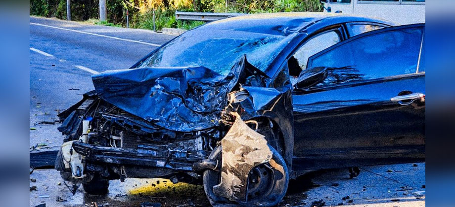Automovilista se duerme y choca con árbol en autopista a Comalapa