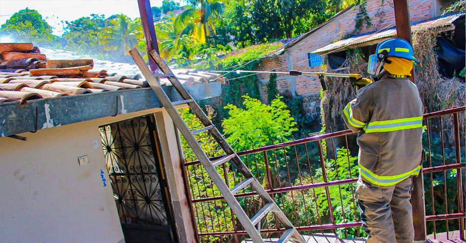 Bomberos contienen conato de incendio en una vivienda de Chalatenango