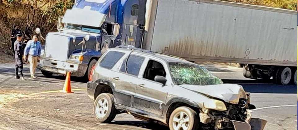 Conductor pierde el control y choca contra rastra en Chalatenango