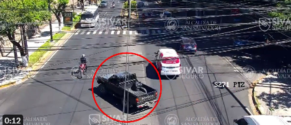 Conductor temerario pudo ocasionar un accidente tras realizar cruce indebido