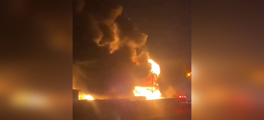 150 vehículos consumidos en un incendio en predio de autos decomisados en México