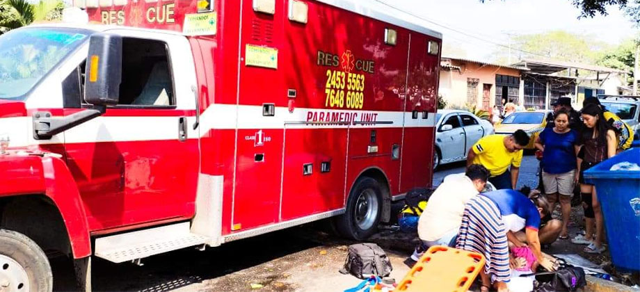 Auxilian a joven que sufrió una caída en una cuneta en Sonsonate