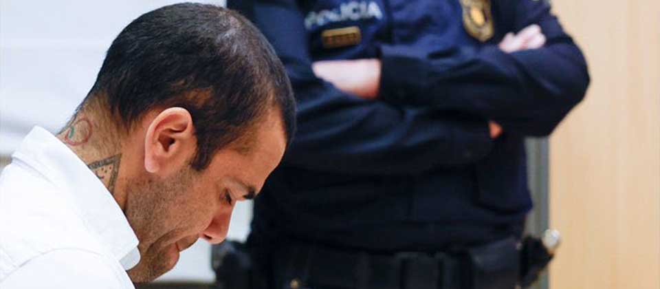 Condenan a Dani Alves a 4 años y medio de prisión por abusar de una mujer en un baño