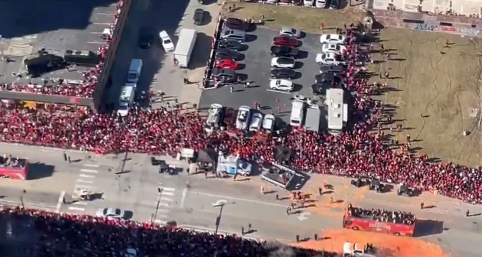 Reportan tiroteo y múltiples víctimas durante desfile en Kansas City, Estados Unidos