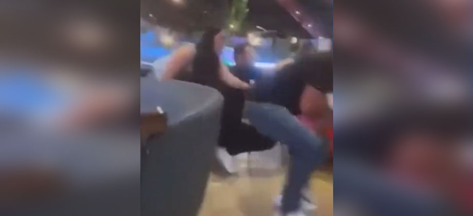 Vigilante dispara por accidente su arma y desata caos en centro comercial de México