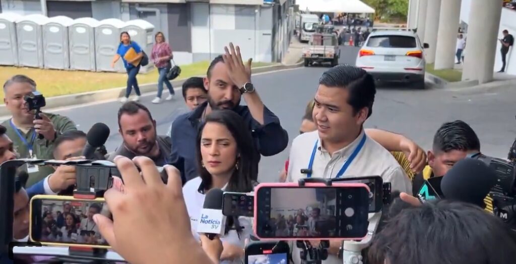 Diputados y voceros de la oposición se unen para brindar conferencia de prensa