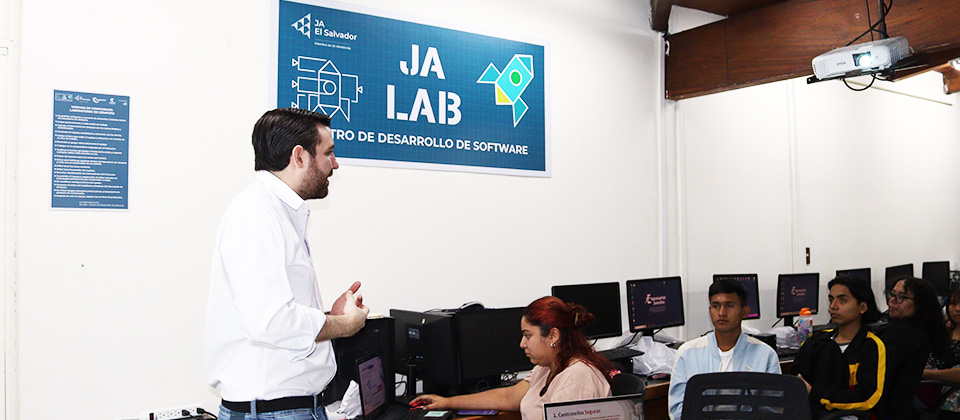 DIGICEL DESARROLLA CHARLA DE CIBERSEGURIDAD EN ALIANZA ESTRATÉGICA CON “EMPRESARIOS JUVENILES EL SALVADOR”