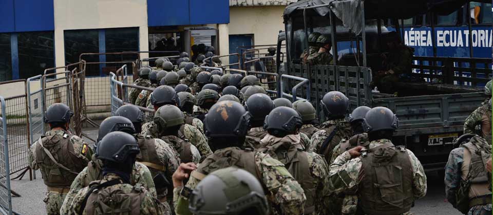 Le quitan la vida a 7 hombres vestidos con uniformes militares durante toque de queda en Ecuador
