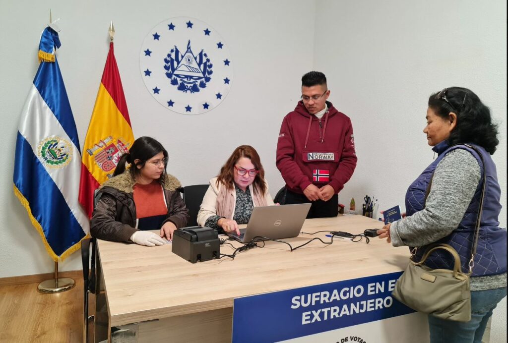Salvadoreños en Europa se suman a la fiesta cívica