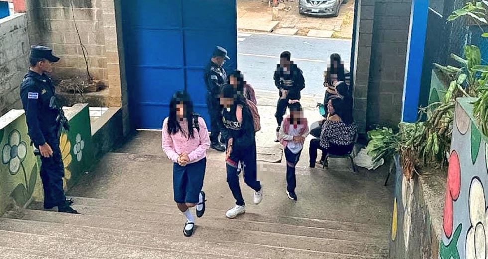 Policías continúan garantizando la seguridad en las escuelas del país