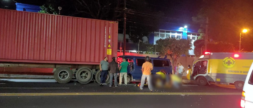 Choque entre microbús y rastra deja un fallecido en bulevar del Ejército
