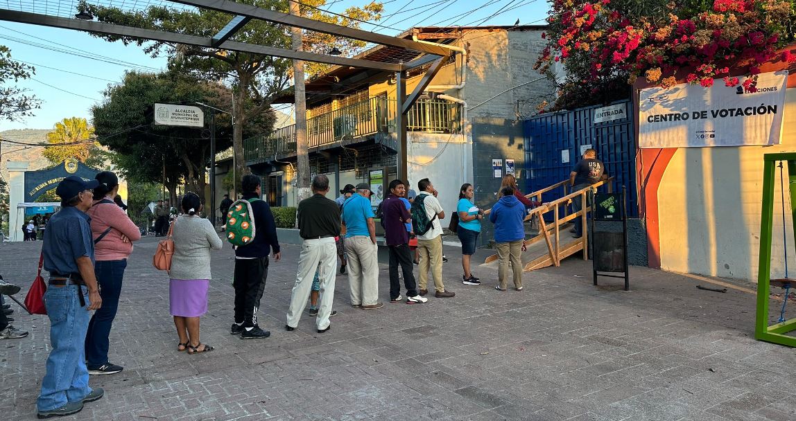 Salvadoreños hacen fila en centros de votación para ser los primeros en ejercer el sufragio