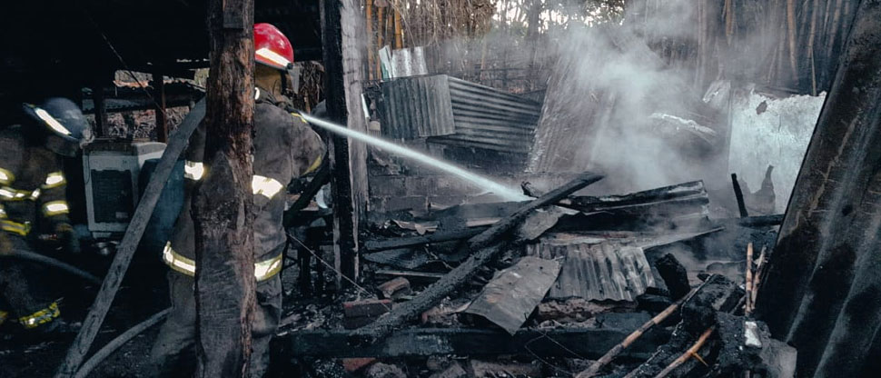 Incendio consume vivienda construida con lámina y madera en Soyapango