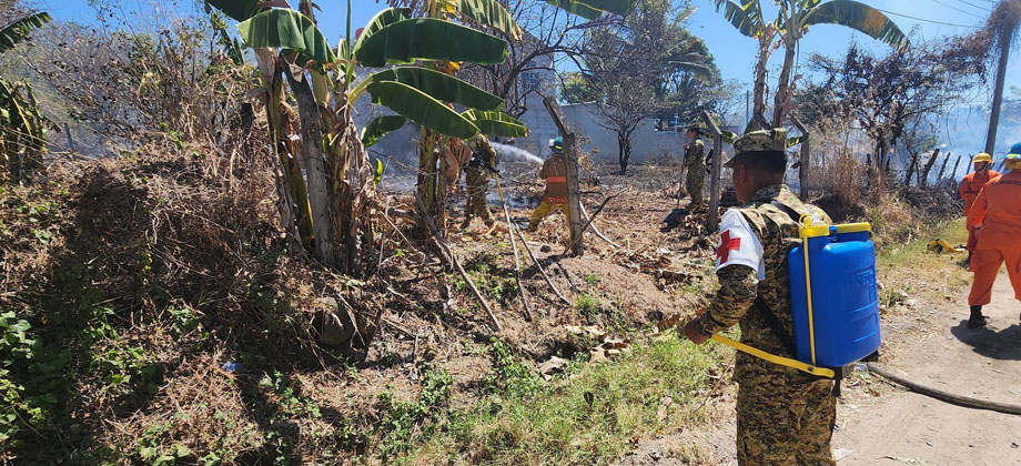 Sofocan incendio en terreno con maleza seca en Chalatenango