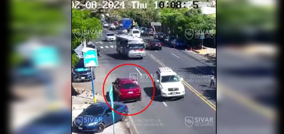 Conductor temerario queda grabado al circular en sentido contrario por la avenida Bernal