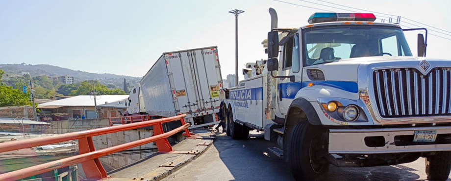 Movilizan rastra que quedó atascada sobre paso a desnivel en San Salvador