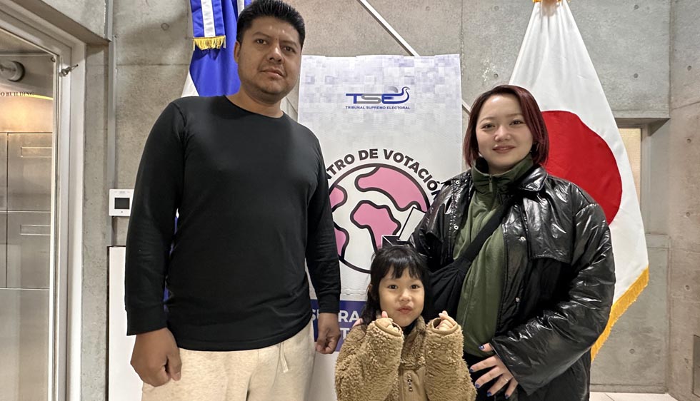 Salvadoreño llega acompañado de su esposa e hija a votar en Japón
