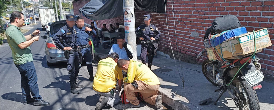 Joven de 19 años resulta con lesiones tras accidentarse con su moto