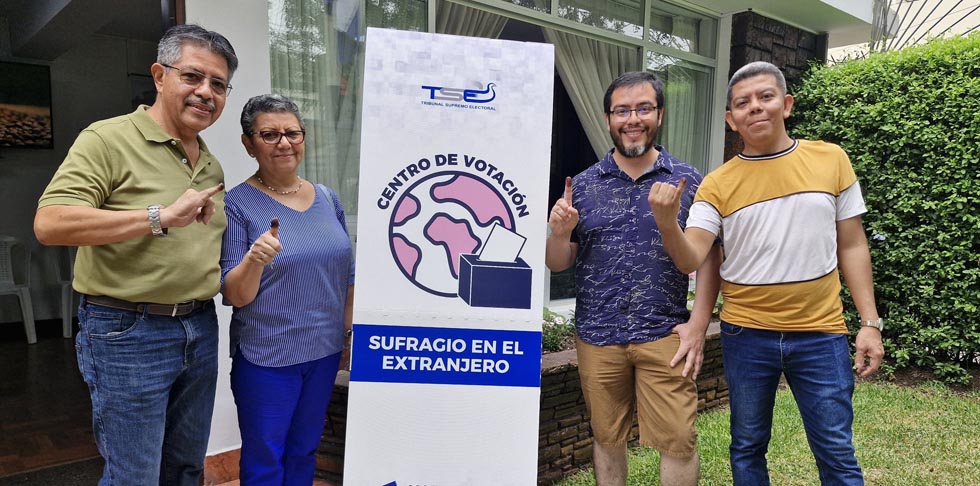 Familia que se encontraba de vacaciones votó en Perú