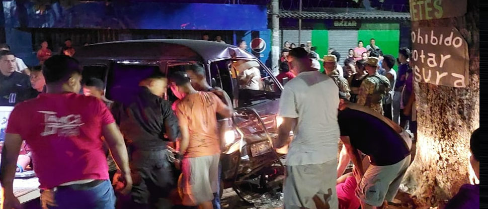 Aparatoso accidente deja varios lesionados en La Paz