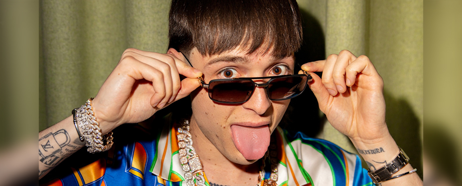 Aseguran que Peso Pluma está internado en una clínica de rehabilitación