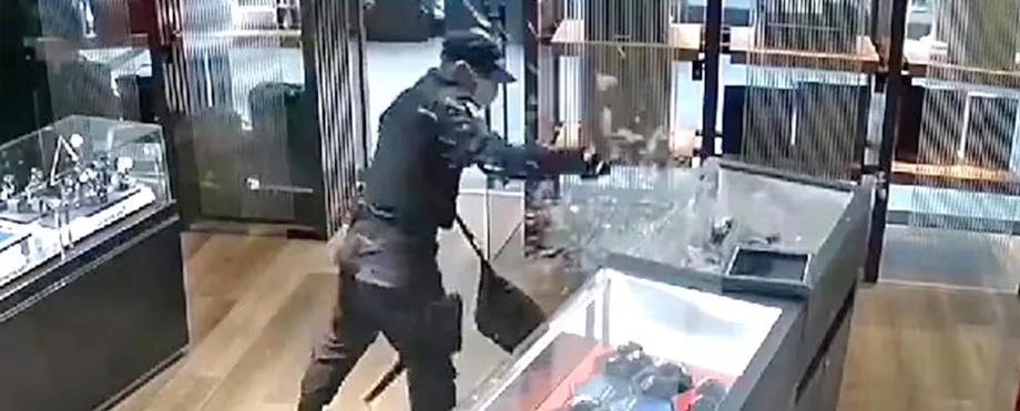 Ladrón vestido de policía rompe los cristales de una joyería y se lleva prendas gran valor
