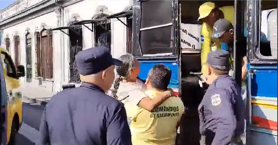 Asisten a mujer de la tercera edad lesionada en accidente de buses en San Salvador